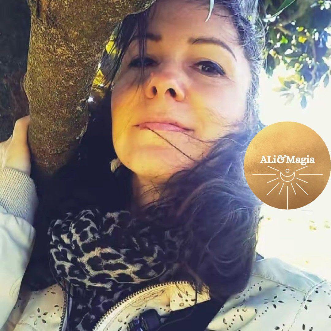 Alice Ferro in meditazione, appoggiata a un albero